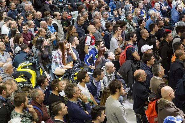 Lidé navštěvující 2016 Eicma v Miláně, Itálie — Stock fotografie