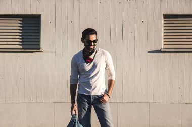 Hintli bir kentsel bağlamda poz.