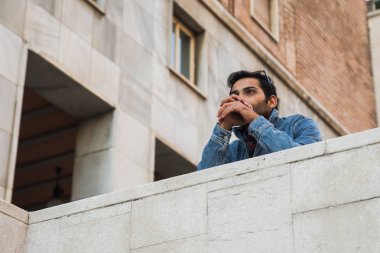 Hintli bir kentsel bağlamda poz.