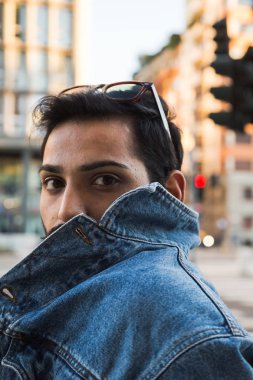 Hintli bir kentsel bağlamda poz.