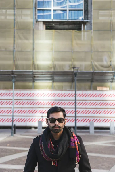 Hombre indio posando en un contexto urbano . — Foto de Stock