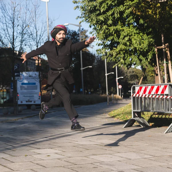 Indisk man poserar i stadsmiljö. — Stockfoto