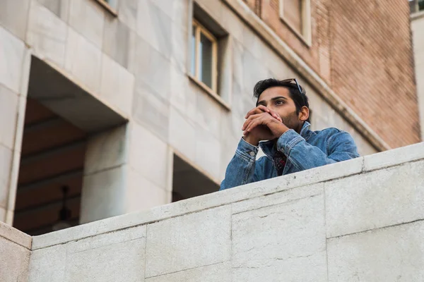 Hintli bir kentsel bağlamda poz.