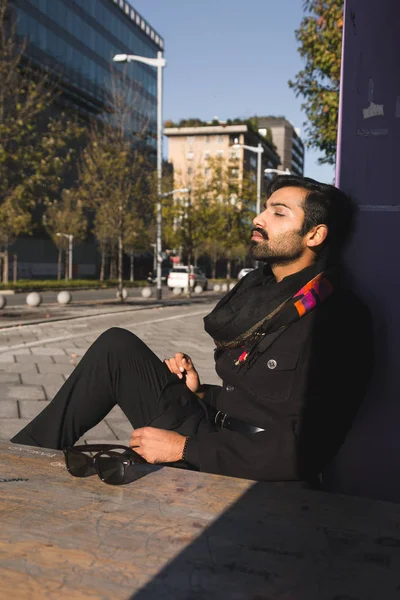 Hombre indio posando en un contexto urbano . — Foto de Stock