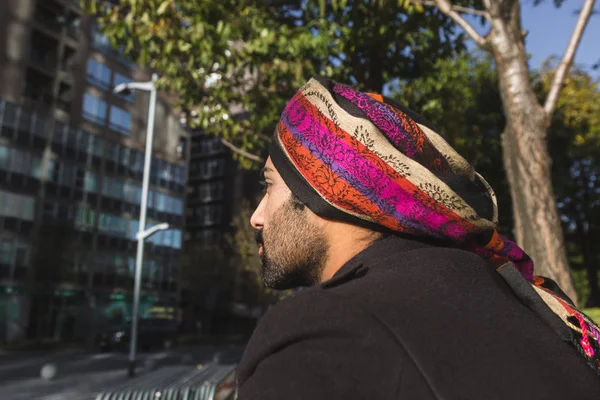 Indian man posing in an urban context. — Stock Photo, Image