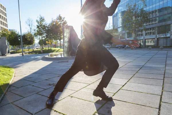 Indiase man poseren in een stedelijke context. — Stockfoto