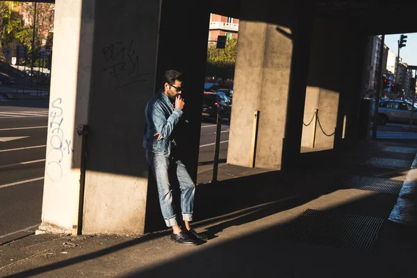 Uomo indiano in posa in un contesto urbano . — Foto Stock