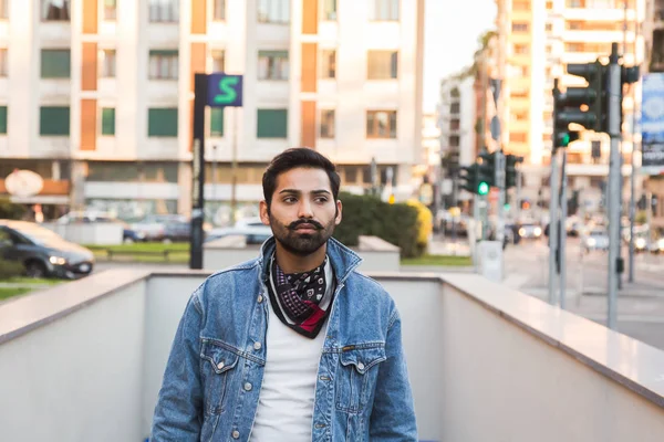 Indian man posing in an urban context. — Stock Photo, Image