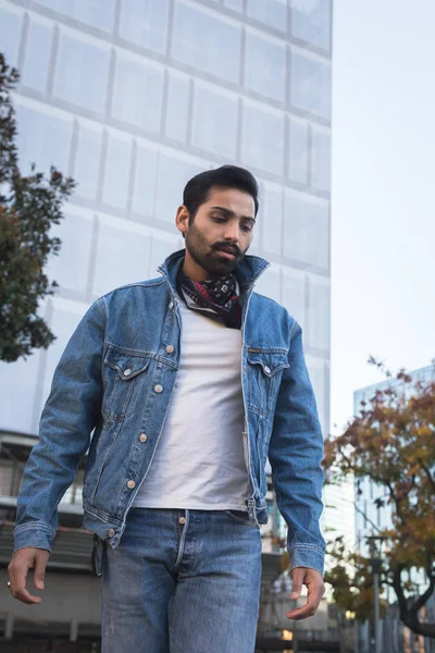 Indian man posing in an urban context. — Stock Photo, Image