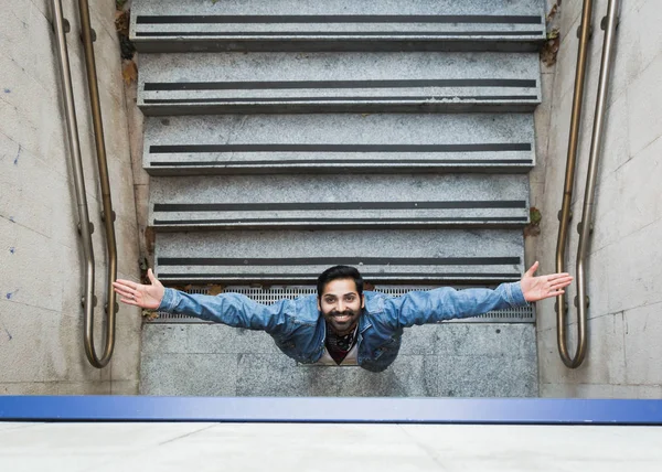 Indianer posiert im urbanen Kontext. — Stockfoto