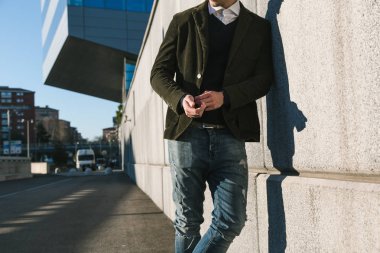 Yakışıklı delikanlı bir kentsel bağlamda poz