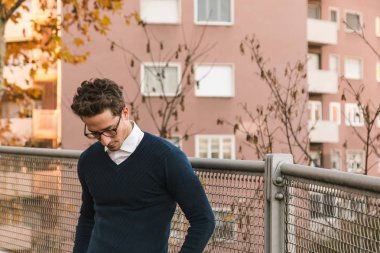 Yakışıklı delikanlı bir kentsel bağlamda poz