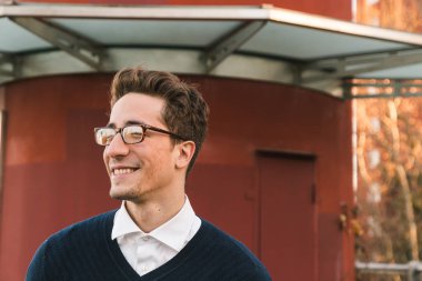 Yakışıklı delikanlı bir kentsel bağlamda poz