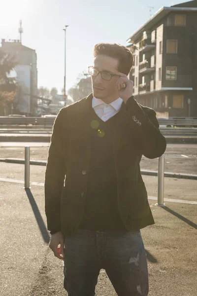 Jovem bonitão posando em um contexto urbano — Fotografia de Stock