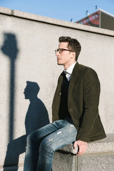 Young handsome man posing in an urban context — Stock Photo, Image