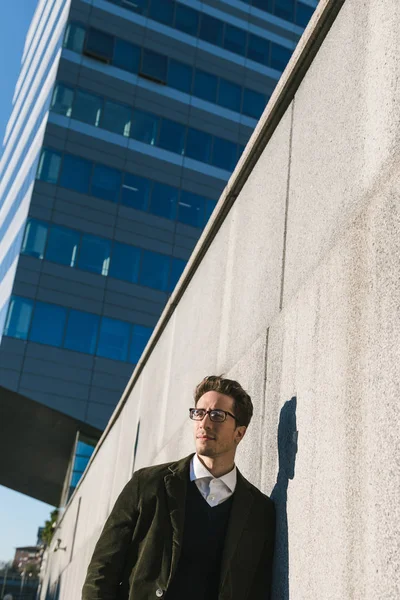 Young handsome man posing in an urban context — Stock Photo, Image