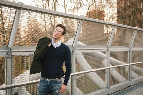 Young handsome man posing in an urban context — Stock Photo, Image