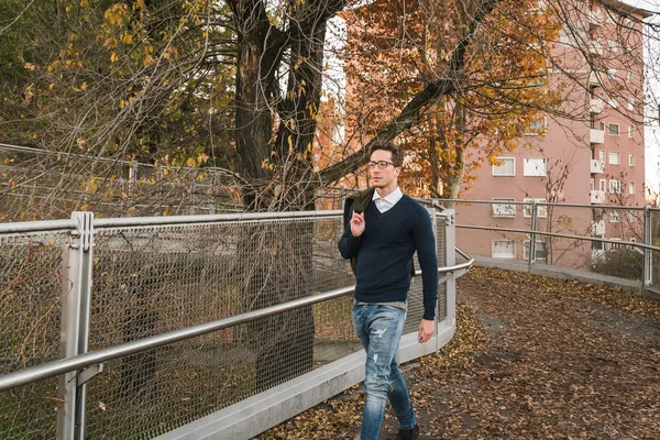 Jovem bonitão posando em um contexto urbano — Fotografia de Stock