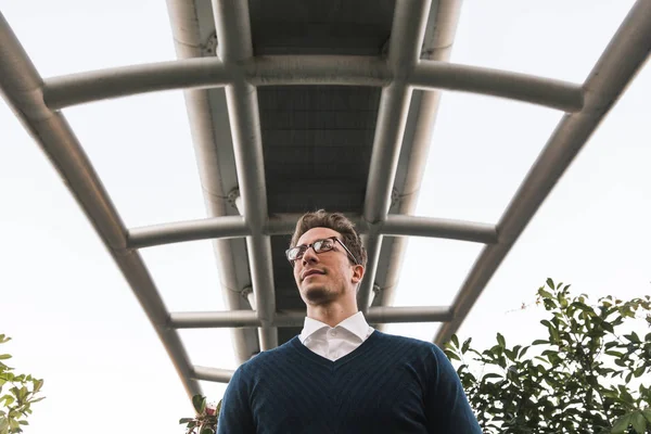 Young handsome man posing in an urban context — Stock Photo, Image