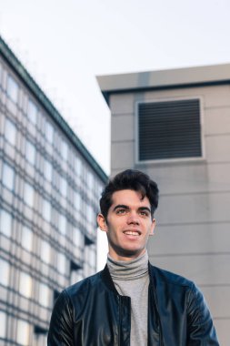 Güzel genç adam bir kentsel bağlamda poz