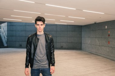 Güzel genç adam bir kentsel bağlamda poz