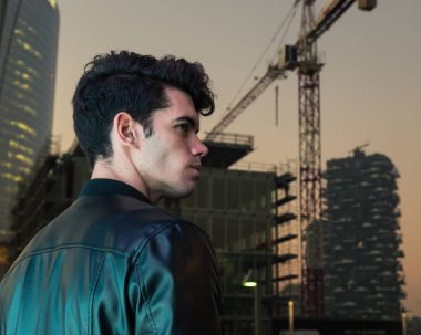 Güzel genç adam bir kentsel bağlamda poz