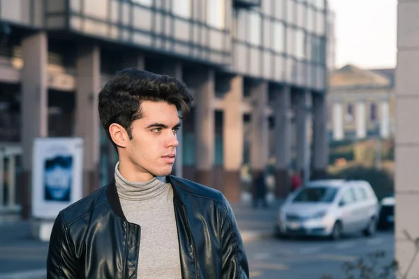 Jovem bonito posando em um contexto urbano — Fotografia de Stock