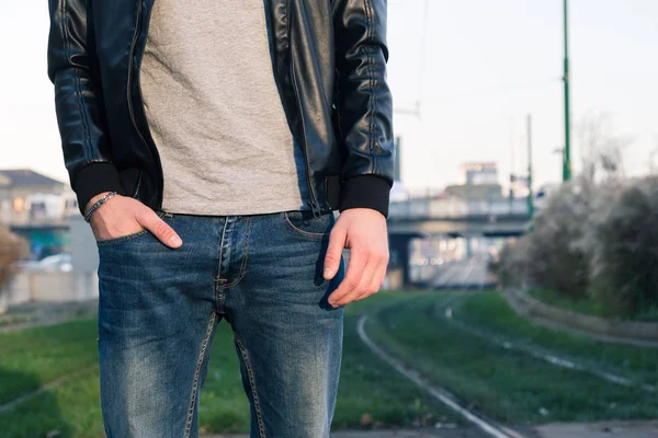 Detail of a young man posing in an urban context — Stock Photo, Image