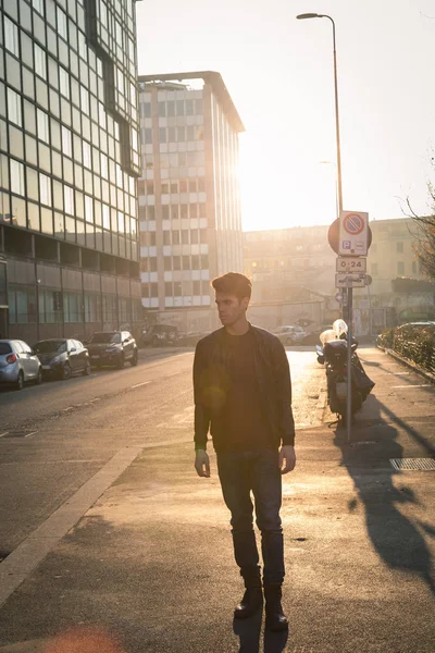 Schöner junger Mann posiert im urbanen Kontext — Stockfoto