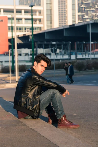 Hermoso joven posando en un contexto urbano — Foto de Stock