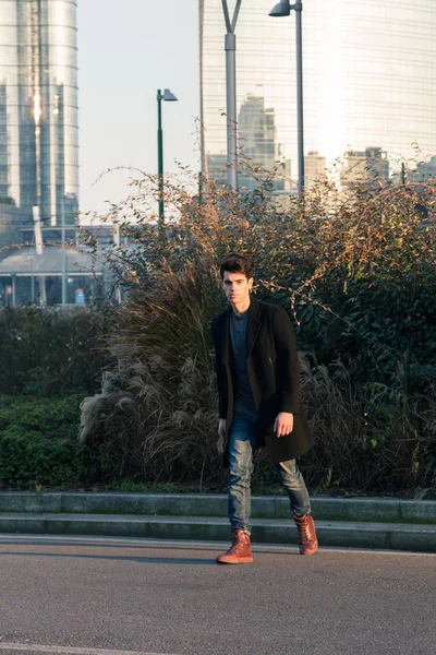 Beautiful young man posing in an urban context — Stock Photo, Image