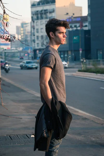 Beautiful young man posing in an urban context — Stock Photo, Image
