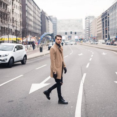 Güzel genç adam bir kentsel bağlamda poz