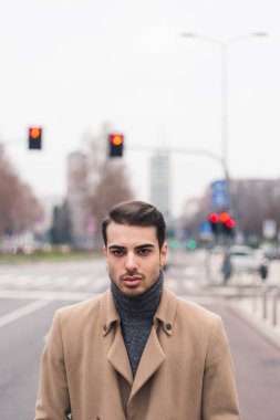 Güzel genç adam bir kentsel bağlamda poz