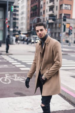 Güzel genç adam bir kentsel bağlamda poz