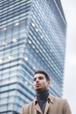 Güzel genç adam bir kentsel bağlamda poz