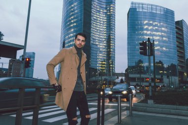 Gece karanlığında poz güzel genç adam