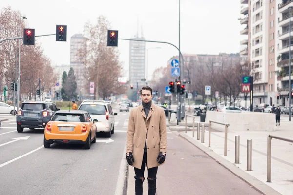 Hermoso joven posando en un contexto urbano — Foto de Stock