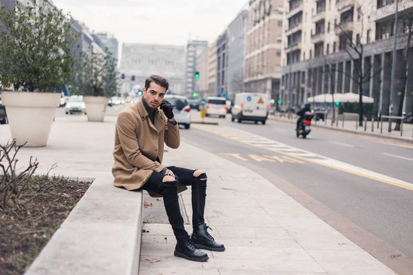 Jovem bonito posando em um contexto urbano — Fotografia de Stock