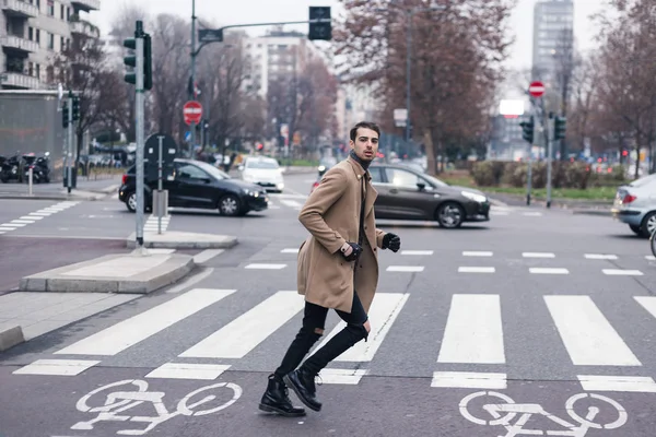 Bello giovane in posa in un contesto urbano — Foto Stock