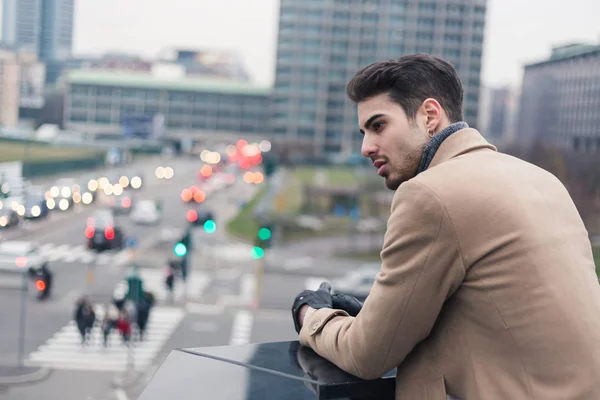 Jovem bonito posando em um contexto urbano — Fotografia de Stock