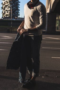 Hintli bir kentsel bağlamda poz.