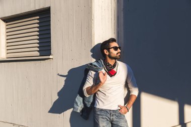 Hintli bir kentsel bağlamda poz.