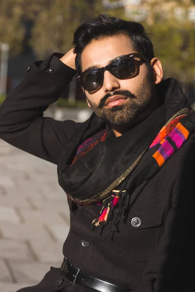 Indian man posing in an urban context. — Stock Photo, Image