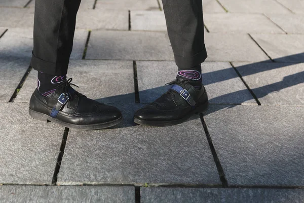 Detail of man posing in an urban context. — Stock Photo, Image