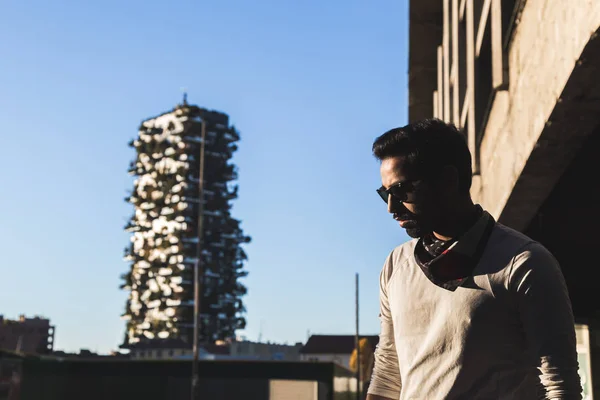 Indian man posing in an urban context. — Stock Photo, Image