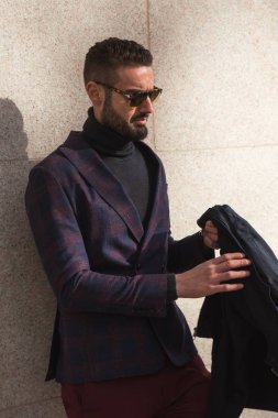 Şık adam Milan erkekler moda haftasında poz