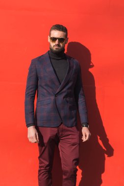 Şık adam Milan erkekler moda haftasında poz