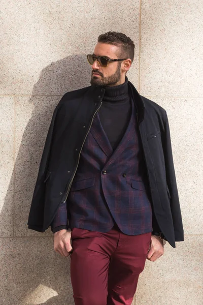 Şık adam Milan erkekler moda haftasında poz