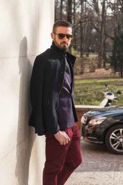 Şık adam Milan erkekler moda haftasında poz